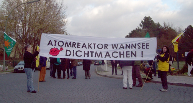 Berlin: Protest am 30.03.2012 gegen die Wiederinbetriebnahme des BER-II