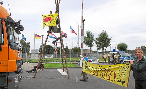 31.07.2012 - Protest vor der UAA Gronau; Bild: Markus Kampmann / wn.de