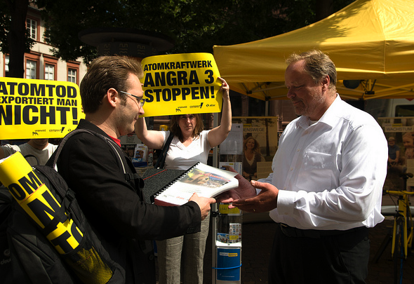 02.08.2012: Übergabe von 134.000 Unterschriften an Entwicklungshilfeminister Niebel; Foto: Jens Volle / campact