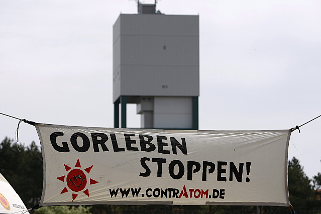 Unter dem Motto "Der Fleck muss weg!" demonstrieren rund 1500 Atomkraftgegner gegen die Pläne von Umweltminister Röttgen (CDU), in Gorleben ein Atommüllendlager zu errichten.